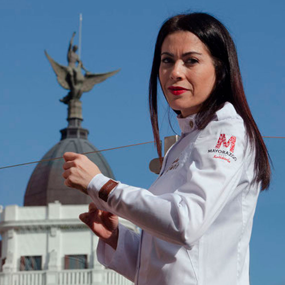 chaquetilla blanca con la M en la manga