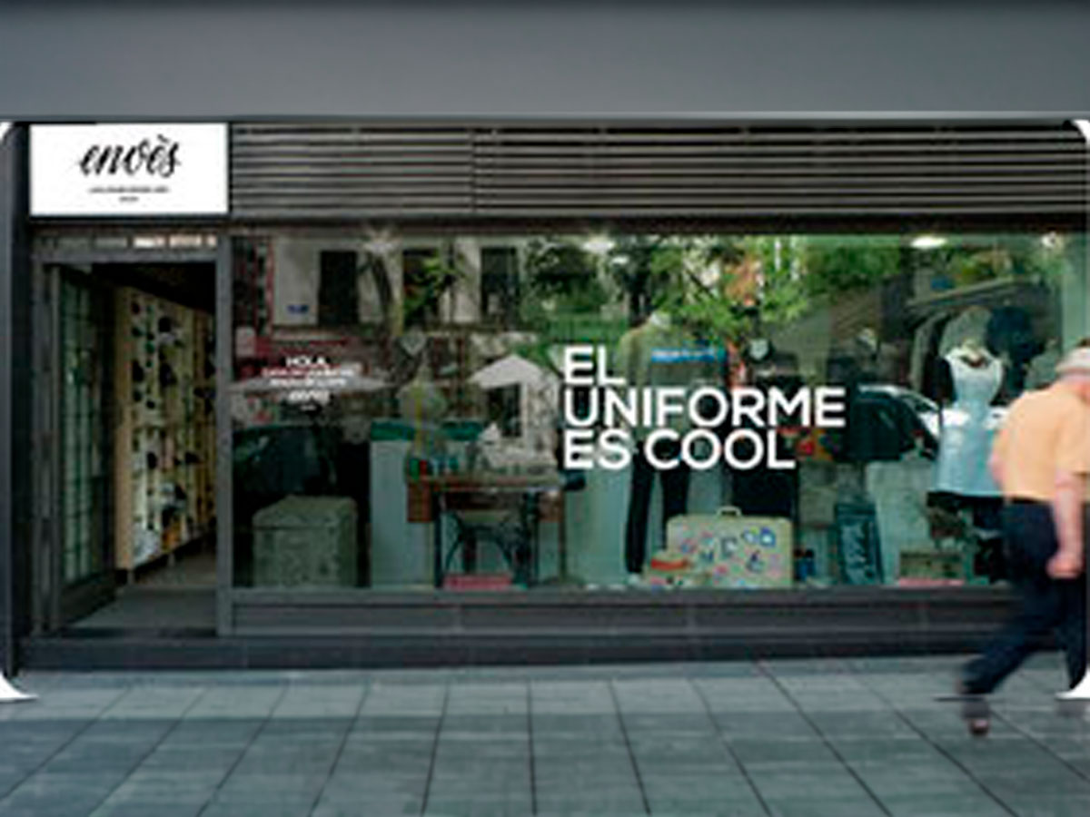 Fachada del taller Envés con el escaparate «El uniforme es cool»