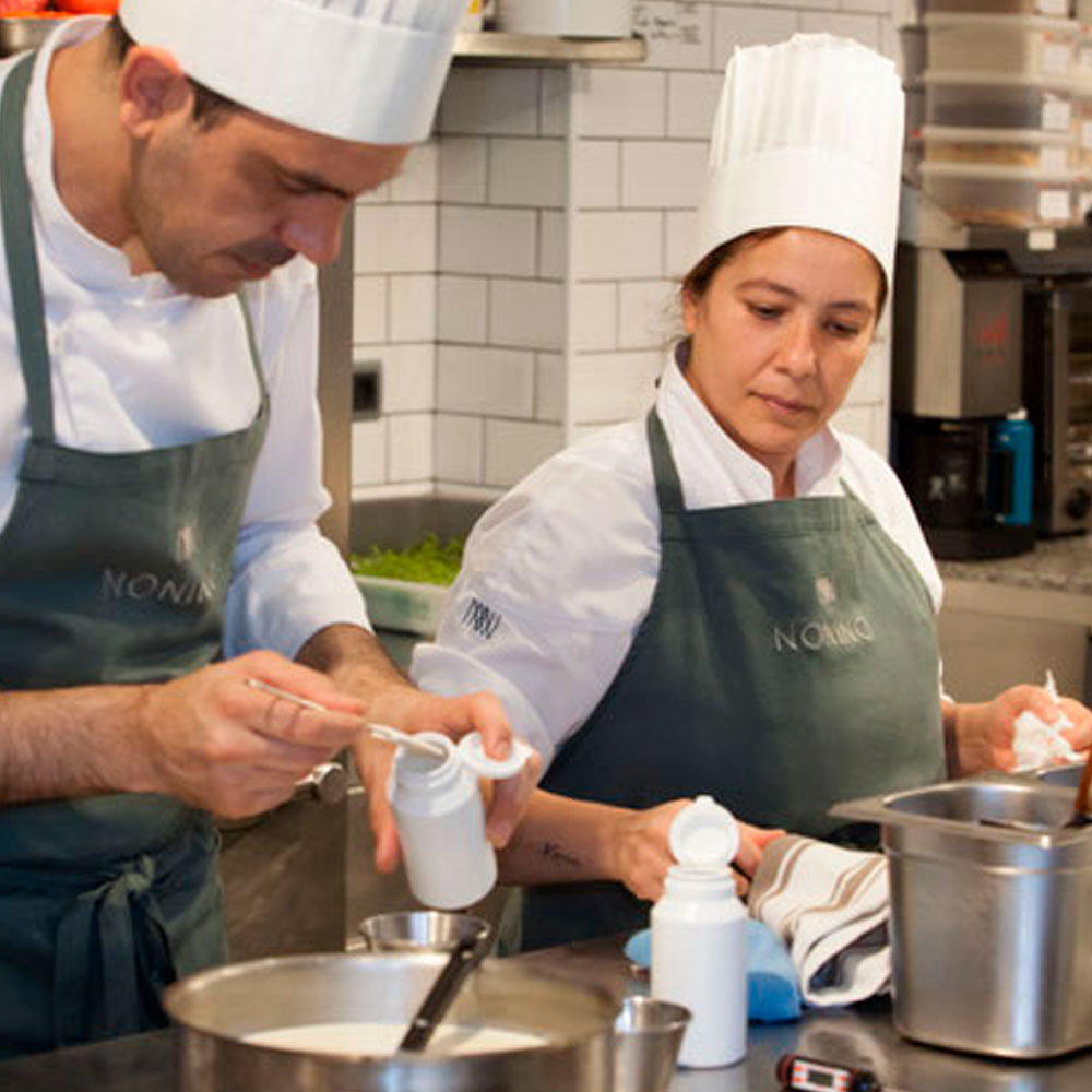 chaquetilla y gorro en cocina
