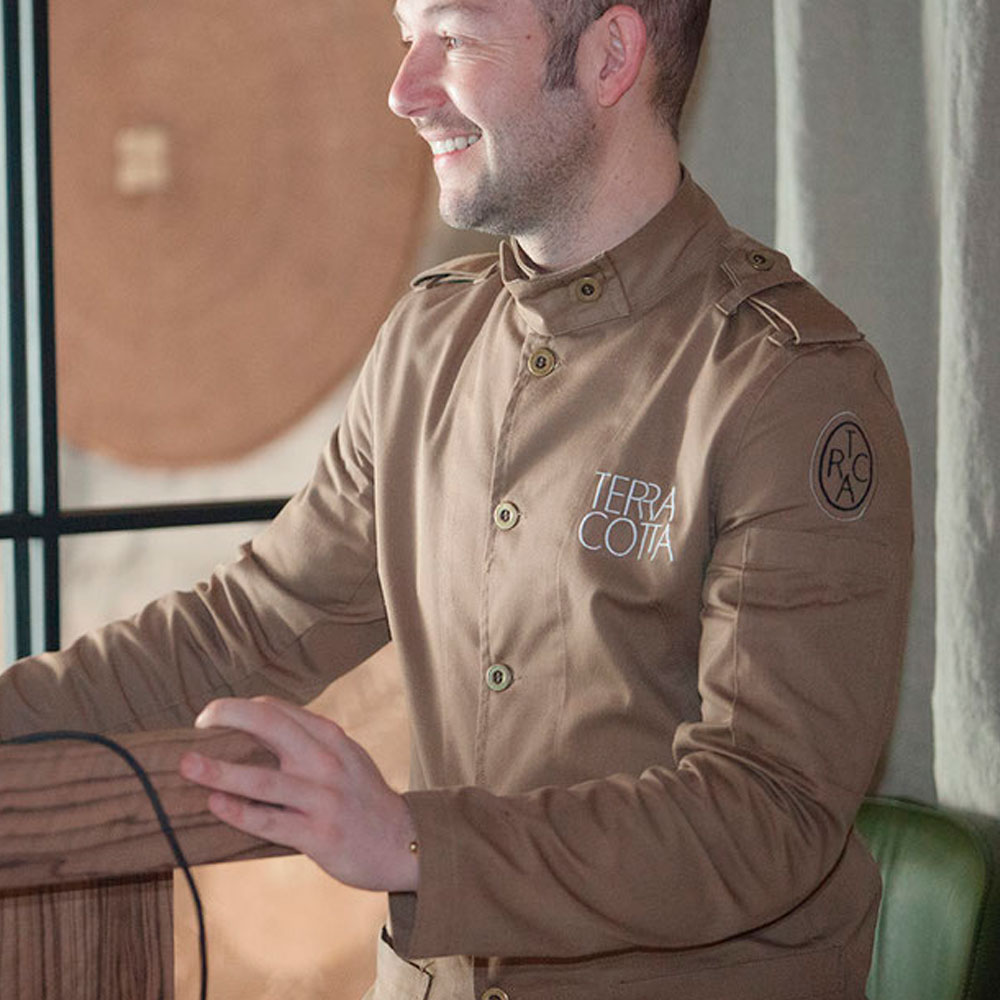 chaquetilla de sala con el logo bordado