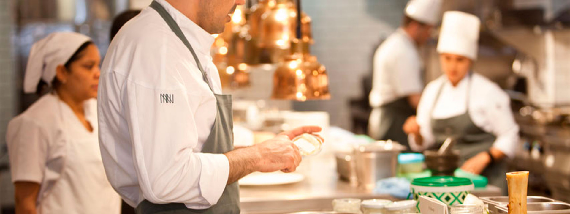 equipo de cocina trabajando